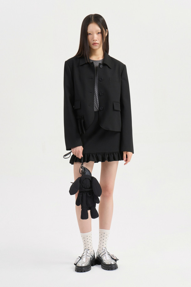 럭키슈에뜨(LUCKY CHOUETTE)의 프릴 헴 미니 스커트(black)입니다. 캐주얼한 무드의 블랙 미니스커트로, H라인 핏과 로우라이즈 디자인이 특징입니다. 폴리에스테르 소재로 제작되어 사계절 내내 편안하게 착용할 수 있으며, 프릴 밑단 디테일이 여성스러운 포인트를 더합니다. 사이드 지퍼로 간편하게 여닫을 수 있으며, 데이트룩, 쇼핑룩 등 다양한 TPO에 활용 가능합니다. 레이어드 스타일링을 통해 미니멀, 클래식 룩을 연출할 수 있습니다.
