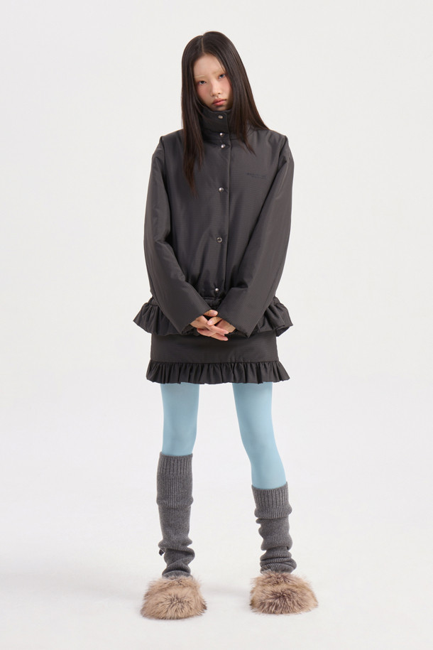 럭키슈에뜨의 Chouetties (슈에티스) Hem Frill Check Padding Skirt (다크 그레이)는 겨울철 캐주얼 룩을 위한 패딩 스커트입니다. 다크 그레이 컬러의 체크 패턴이 돋보이며, 밑단 러플 디테일이 여성스러운 포인트를 더합니다. H라인 핏과 로우라이즈 디자인으로 세련된 실루엣을 연출하며, 두꺼운 두께감으로 따뜻하게 착용할 수 있습니다. 출근룩뿐만 아니라 미니멀, 클래식 스타일에도 잘 어울리는 활용도 높은 아이템입니다.
