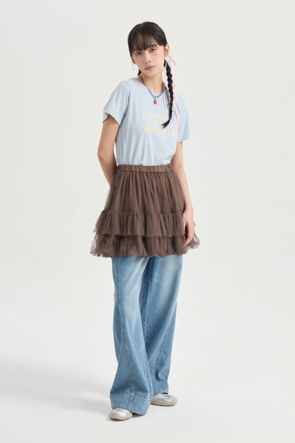 럭키슈에뜨의 Chouetties (슈에티스) 메쉬 볼륨 미니 스커트 (브라운)입니다. 부드러운 촉감의 메쉬 소재로 제작되어 봄, 여름에 시원하게 착용하기 좋습니다. 허리 밴딩과 셔링 디테일이 여성스러운 A라인 실루엣을 더욱 돋보이게 하며, 안감이 있어 비침 걱정 없이 편안하게 입을 수 있습니다. 데이트룩, 카페룩, 여행룩 등 다양한 TPO에 걸리시, 미니멀, 로맨틱 스타일을 연출해보세요.
