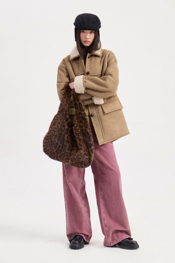 럭키슈에뜨 Chouetties (쇼티스) Fake Mustang (베이지)는 여성스러운 캐주얼 스타일을 연출하는 무스탕입니다. 스웨이드와 덤블 소재의 조화로 포근하고 부드러운 촉감을 선사하며, 두꺼운 두께감으로 따뜻하게 착용할 수 있습니다. 넉넉한 루즈핏과 스탠다드핏 디자인으로 편안한 착용감을 제공하며, 하프 기장으로 다양한 하의와 매치하기 좋습니다. 아웃포켓 디테일과 로고 엠보 포인트가 디자인의 포인트를 더하며, 가을과 겨울 시즌 데일리룩에 활용하기 좋습니다. 베이지 컬러는 미니멀하고 클래식한 분위기를 연출합니다.
