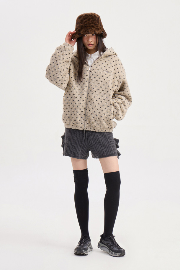 Chouetties by LUCKY CHOUETTE(슈에뜨 바이 럭키슈에뜨)의 페이크 퍼 후드 점퍼(베이지)입니다. 부드러운 플리스와 페이크 퍼 소재로 제작되어 포근하고 따뜻한 착용감을 선사하며, 겨울철은 물론 가을에도 활용하기 좋습니다. 캐주얼, 미니멀, 고프코어 스타일을 아우르는 디자인으로 캠핑룩, 산책룩 등 다양한 TPO에 매치하기 용이합니다. 도트와 하트 패턴이 사랑스러운 분위기를 더하고, 오버핏 실루엣과 후드 디자인으로 편안하면서도 스타일리시하게 연출할 수 있습니다. 투웨이 지퍼, 소매단 및 밑단 밴딩, 레터링 자수, 솔리드 안감 등의 디테일이 돋보이는 두꺼운 두께감의 긴소매 점퍼입니다.
