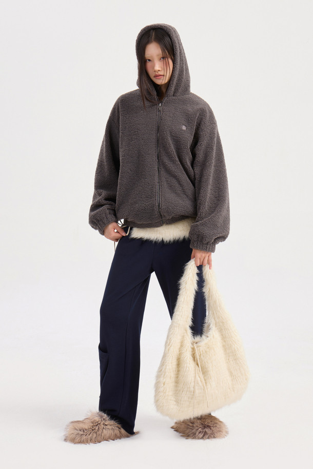 럭키 슈에뜨(LUCKY CHOUETTE)의 Chouetties 페이크 퍼 리버시블 후드 점퍼(다크 그레이)입니다. 부드러운 플리스, 나일론, 페이크 퍼 소재로 제작되어 가을, 겨울 시즌에 따뜻하게 착용할 수 있습니다. 넉넉한 오버핏에 지퍼 여밈 방식으로 편안함을 더했으며, 소매단과 밑단 밴딩 처리로 활동성을 높였습니다. 안감은 페이크 퍼 소재로 뒤집어 투웨이 스타일 연출이 가능하며, 캐주얼, 미니멀, 고프코어 스타일을 즐겨 입는 여성분들께 추천합니다. 가슴 부분에는 럭키 크레센트 문 와펜 자수 장식이 포인트로 더해졌습니다. 산책, 집콕, 여행 등 다양한 상황에서 활용하기 좋은 아이템입니다.
