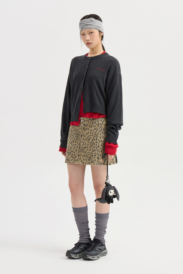 Chouetties by LUCKY CHOUETTE(슈에티 바이 럭키슈에뜨) 레오파드 미니 데님 스커트 (베이지)는 캐주얼과 빈티지 무드를 동시에 연출할 수 있는 여성용 미니스커트입니다. 사계절 활용 가능한 데님 소재의 H라인 핏으로, 로우라이즈 디자인이 특징입니다. 베이지 컬러 바탕에 레오파드 패턴이 돋보이며, 스톤 워싱과 데미지 디테일, 로고 캔톤, 리벳 장식, 레터링 자수 등의 디테일이 더해져 유니크한 매력을 선사합니다. 데이트룩과 쇼핑룩에 어울리는 캐주얼, 클래식, 미니멀 스타일의 아이템입니다.
