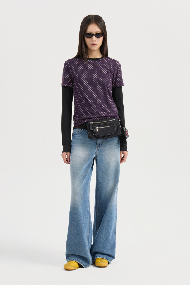 럭키슈에뜨(LUCKY CHOUETTE)의 워싱 와이드 데님 팬츠 (블루)는 캐주얼하고 빈티지한 스타일을 연출하기에 좋은 아이템입니다. 봄, 가을에 어울리는 맥시 기장의 데님 팬츠로, 럭키슈에뜨 로고 캔톤과 리벳 디테일이 돋보입니다. 뒷면에는 슈에띠즈 레터링 자수가 새겨져 있으며, 빈티지 워싱과 사이드 도밍고 워싱으로 포인트를 더했습니다. 와이드 핏으로 편안한 착용감을 제공하며, 동네 마실룩이나 쇼핑룩에 매치하기 좋습니다. 데님 소재 특유의 자연스러운 멋을 살린 이 바지는 레트로 무드를 즐기는 분들께 추천합니다.
