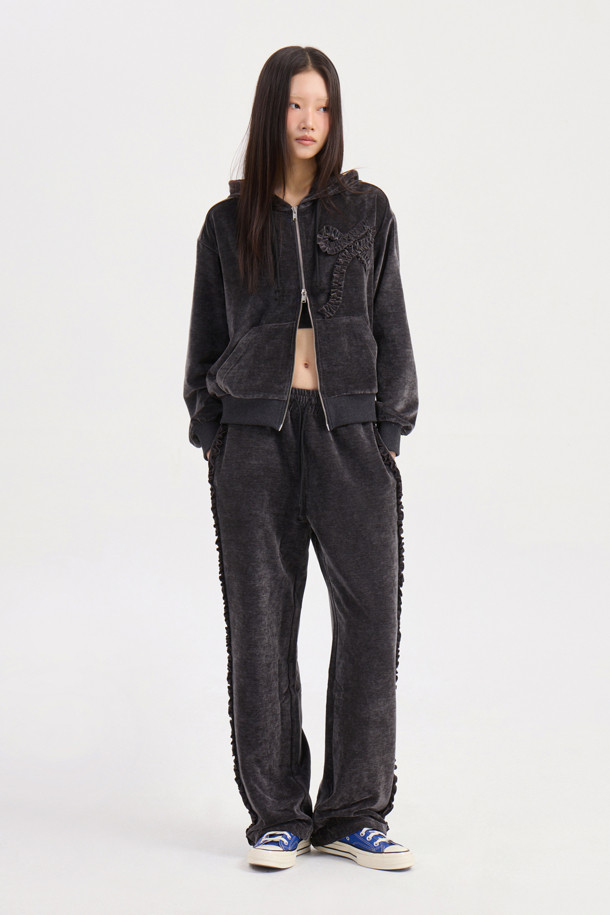 [Re-Order] 럭키슈에뜨_프릴 포인트 벨벳 롱 팬츠 (다크 그레이)는 부드러운 촉감의 벨벳 소재로 제작되어 가을, 겨울 시즌에 따뜻하게 착용하기 좋은 여성용 와이드 핏 긴 바지입니다. 허리 스트링과 사이드 러플 디테일이 캐주얼하면서도 여성스러운 분위기를 더하며, 루즈핏과 맥시 기장으로 편안함을 선사합니다. 집콕룩, 산책룩 등 편안한 일상에 잘 어울리며, 캐주얼, 미니멀, 클래식 스타일을 즐겨 입는 분들께 추천합니다. 세트 상품으로도 구매 가능합니다.
