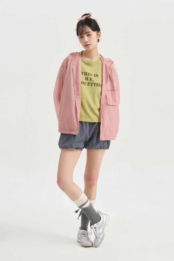 LUCKY CHOUETTE (럭키슈에뜨)의 Chouetties Check Volume Shorts (체크 볼륨 쇼츠) 입니다. 블루 컬러의 여성 숏팬츠로, 캐주얼하고 여성스러운 스타일을 연출합니다. 허리 밴딩과 밑단 밴딩으로 편안한 착용감을 선사하며, 셔링 디테일과 볼륨감 있는 디자인이 특징입니다. 체크 패턴이 돋보이며, 뒷면 라벨 장식으로 포인트를 더했습니다. 동네 마실룩, 카페룩, 봄 소풍룩 등 다양한 TPO에 활용하기 좋은 아이템입니다.
