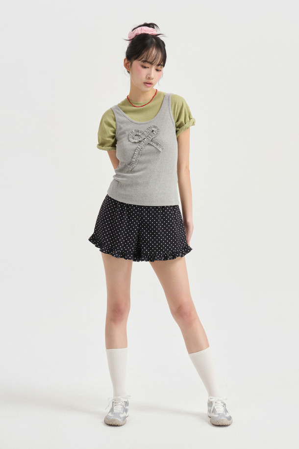 럭키슈에뜨의 Chouetties 프릴 숏팬츠 (블랙)는 여성스러운 스타일을 연출하는 데 안성맞춤입니다. 부드러운 사틴 소재와 은은한 광택감이 고급스러운 분위기를 더하며, 허리 밴딩으로 편안한 착용감을 선사합니다. 밑단 러플 디테일과 도트 패턴이 사랑스러운 포인트를 더하고, 뒷면 라벨 장식으로 브랜드의 감성을 느낄 수 있습니다. 데이트룩, 카페룩, 휴가룩 등 다양한 TPO에 로맨틱, 미니멀, 리조트 스타일로 활용해보세요.
