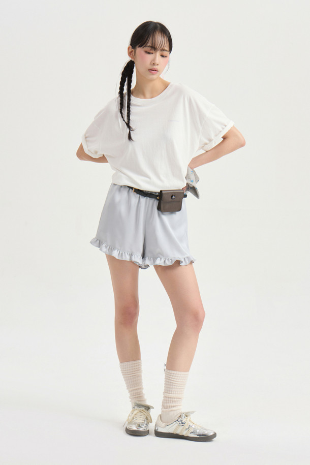 럭키슈에뜨의 Chouetties 프릴 숏팬츠 (실버)는 여성스러운 무드를 연출하는 숏 기장의 프릴 숏팬츠입니다. 은은한 광택감이 돋보이는 사틴 소재에 도트 무늬가 더해져 로맨틱하면서도 미니멀한 스타일을 완성합니다. 밑단 러플 디테일로 포인트를 더했으며, 루즈핏으로 편안한 착용감을 선사합니다. 데이트룩, 카페룩, 휴가룩 등 다양한 TPO에 활용 가능하며, 밴딩 처리로 활동성을 높였습니다. 뒷면에는 럭키슈에뜨 라벨 장식이 돋보입니다.
