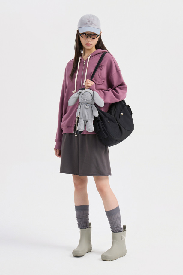 럭키슈에뜨 바이 럭키슈에뜨_이지 밴딩 그래픽 쇼츠 (그레이)는 편안하고 스타일리시한 여름을 위한 여성 숏팬츠입니다. 부드러운 면 소재에 루즈핏으로 제작되어 활동성을 높였으며, 캐주얼한 스타일을 연출합니다. 허리 밴딩과 스트링으로 편안한 착용감을 제공하며, 뒷면과 밑단에 럭키슈에뜨만의 그래픽 프린트와 자수 디테일을 더해 포인트를 주었습니다. 동네 마실룩, 휴가룩, 바캉스룩 등 다양한 TPO에 활용하기 좋으며, 캐주얼, 미니멀, 리조트 스타일을 즐기는 분들께 추천합니다.
