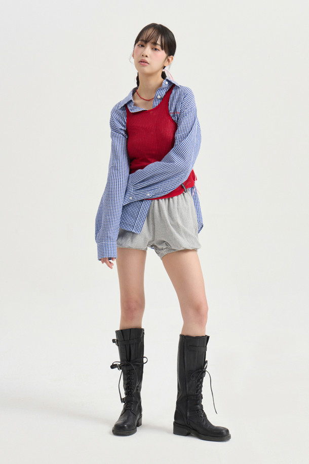 Chouetties by LUCKY CHOUETTE_체크 오버 핏 블라우스 (블루)는 여성용 셔츠/블라우스입니다. 산뜻한 블루 컬러에 체크 패턴으로 캐주얼한 스타일을 연출하며, 봄, 가을에 활용하기 좋습니다. 오버핏으로 편안한 착용감을 제공하며, 셔츠 칼라와 긴 소매 디자인이 특징입니다. 앞 중심 로고 단추와 가슴 부분 레터링 자수가 포인트이며, 아우터로도 활용 가능하여 데이트룩, 카페룩 등 다양한 TPO에 활용 가능합니다. 캐주얼, 클래식, 미니멀 스타일을 즐겨 입는 분들께 추천합니다.
