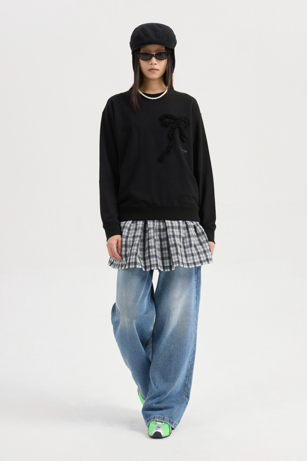 럭키슈에뜨의 Chouetties 리본 포인트 스웨트셔츠(블랙)입니다. 부드러운 면 소재로 제작되었으며, 루즈핏에 라운드넥 디자인으로 편안한 착용감을 선사합니다. 소매와 밑단 시보리 처리, 데미지 워싱, 리본 자수 디테일과 레터링 자수로 포인트를 주어 캐주얼하면서도 빈티지한 스타일을 연출합니다. 봄, 가을, 겨울, 세 계절 모두 활용 가능하며, 동네 마실룩, 집콕룩, 겨울 데일리룩 등 다양한 TPO에 활용하기 좋습니다. 미니멀, 레트로 스타일을 선호하는 여성분들께 추천합니다.
