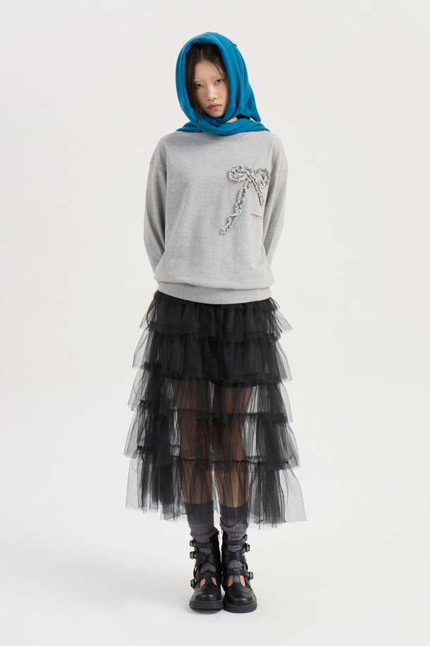 LUCKY CHOUETTE (럭키슈에뜨)의 Chouetties 리본 포인트 스웨트셔츠 (멜란지 그레이)입니다. 부드러운 코튼 미니 쮸리 소재로 제작되어 편안한 착용감을 선사합니다. 캐주얼하고 빈티지한 무드를 연출하며, 루즈핏 디자인으로 활동성을 높였습니다. 소매와 밑단은 시보리 처리되었으며, 볼륨감 있는 리본 자수와 레터링 자수가 포인트로 더해져 사랑스러운 느낌을 줍니다. 봄, 가을 동네 마실룩이나 봄 소풍룩으로 활용하기 좋습니다.
