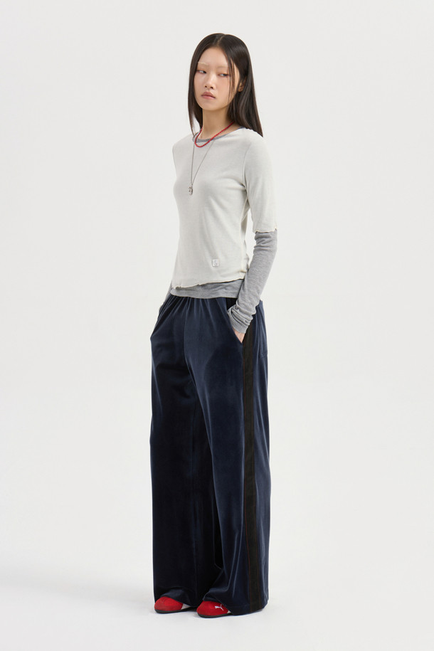 럭키 슈에뜨(LUCKY CHOUETTE)의 Chouetties 레이어링 긴소매 티셔츠(아이보리)입니다. 부드러운 촉감의 레이온과 폴리에스터 혼방 소재로 제작되었으며, 봄, 가을에 착용하기 좋습니다. 슬림핏의 라운드넥 디자인으로, 캐주얼하고 미니멀한 스타일을 연출합니다. 언밸런스 기장과 레이어드 디자인이 특징이며, Lucky Crescent Moon 모티브 자수 디테일로 포인트를 더했습니다. 단독 또는 레이어드하여 데이트룩을 완성해보세요.
