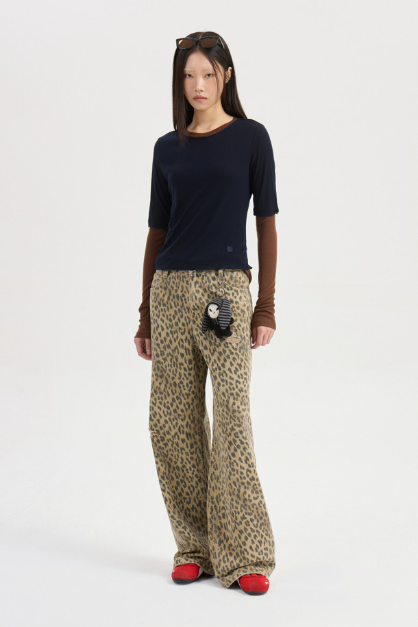 럭키슈에뜨(LUCKY CHOUETTE)의 Chouetties 레이어드 네이비 긴팔 티셔츠입니다. 캐주얼 및 미니멀 스타일을 추구하는 분들을 위한 베이직 아이템으로, 데이트룩과 카페룩에 잘 어울립니다. 부드러운 레이온과 폴리에스터 혼방 소재로 제작되었으며, 슬림핏 라운드넥 디자인입니다. 언밸런스 기장에 럭키 크레센트 문(Crescent Moon) 와펜 자수 디테일이 특징이며, 단독 또는 레이어드하여 다양한 스타일을 연출할 수 있습니다. 봄, 가을, 겨울, 세 계절 모두 활용 가능하며, 편안한 착용감을 선사합니다.
