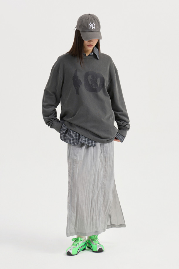 LUCKY CHOUETTE (럭키 슈에뜨)의 Chouetties 그래픽 루즈핏 피그먼트 긴소매 티셔츠 (그레이)입니다. 캐주얼과 빈티지 스타일을 연출하며, 봄, 가을, 겨울 계절에 폭넓게 활용할 수 있습니다. 넉넉한 루즈핏과 라운드넥 디자인으로 편안한 착용감을 선사하며, 면 소재로 제작되어 부드러운 촉감을 느낄 수 있습니다. 피그먼트 워싱 가공과 소매단 시보리 처리로 디자인의 완성도를 높였습니다. 단독 드라이클리닝을 권장하며, 물빠짐 및 이염에 주의하여 관리해야 합니다. 동네 마실룩이나 겨울 데일리룩에 미니멀한 스타일을 더해보세요.
