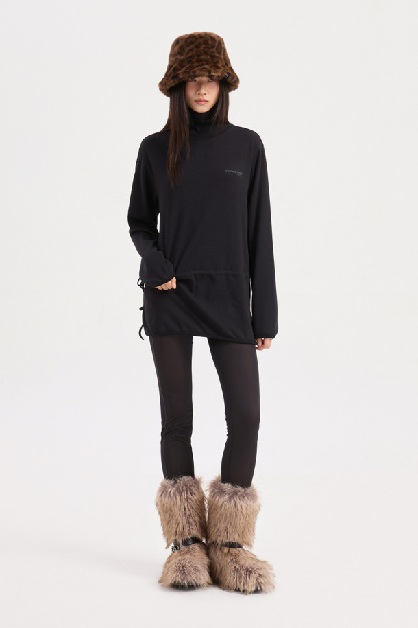 LUCKY CHOUETTE (럭키슈에뜨)의 Chouetties (슈에띠즈) 허리 스트링 하이넥 티셔츠 (블랙)입니다. 부드러운 코튼과 폴리에스터 혼방 소재로 제작되어 편안한 착용감을 선사합니다. 루즈핏 디자인에 하이넥으로 포인트를 더했으며, 허리 스트링으로 핏을 조절하여 다양한 스타일 연출이 가능합니다. 소매단과 밑단 배색, 슈에띠즈 레터링 프린트로 캐주얼하면서도 베이직한 스타일을 완성합니다. 사계절 내내 활용 가능한 웨어러블한 디자인의 긴소매 티셔츠입니다.
