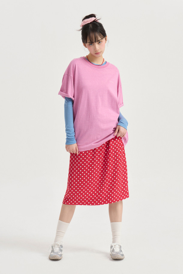 Chouetties by LUCKY CHOUETTE (슈에티 바이 럭키슈에뜨) 백 프린트 루즈 핏 반팔 티셔츠는 캐주얼하고 빈티지한 스타일을 추구하는 유니섹스를 위한 상의입니다. 봄, 여름 시즌에 어울리는 바이올렛 컬러의 라운드넥 티셔츠로, 오버핏과 루즈핏으로 편안한 착용감을 선사합니다. 부드러운 면 소재로 제작되었으며, 가슴 부분의 레터링 프린트와 뒷면의 크랙 효과 프린트가 돋보이는 디자인입니다. 동네 마실룩이나 여행룩에 활용하기 좋으며, 워싱 가공으로 빈티지한 무드를 더했습니다.
