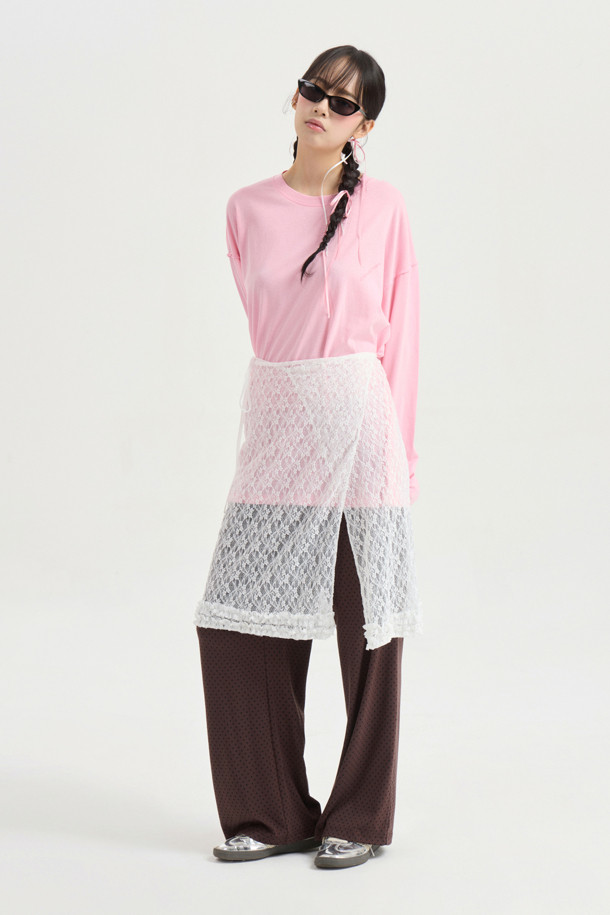 슈에티즈 바이 럭키 슈에뜨_루즈 핏 롱 티셔츠 (핑크)는 편안한 착용감과 스타일리시함을 동시에 갖춘 여성 티셔츠입니다. 핑크 컬러의 라운드넥 긴소매 티셔츠로, 봄, 가을에 캐주얼하게 착용하기 좋습니다. 루즈핏 디자인으로 박시한 실루엣을 연출하며, 가슴 부분의 슈에띠즈 레터링 프린트가 포인트를 더합니다. 어깨와 암홀 라인 봉제 디테일이 돋보이며, 데이트룩, 카페룩 등 다양한 TPO에 활용 가능합니다. 미니멀하면서도 개성 있는 스타일을 완성할 수 있는 아이템입니다.
