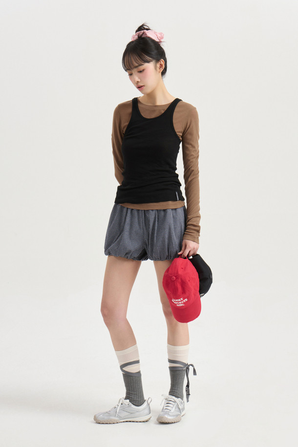 럭키슈에뜨 by 럭키슈에뜨 레이어링 슬리브리스 티셔츠는 여성 의류로, 베이직한 스타일을 추구하는 분들을 위한 슬림핏 민소매 티셔츠입니다. 부드러운 촉감의 울과 레이온 혼방 소재로 제작되었으며, 얇고 시어한 특징을 지녀 봄, 여름 시즌에 시원하게 착용할 수 있습니다. 라운드넥 디자인에 무지 패턴으로 미니멀, 클래식, 시크한 룩을 연출하기 좋으며, 레이어드 스타일링이 가능하여 다양한 스타일을 시도할 수 있습니다. 데이트룩, 카페룩, 쇼핑룩 등 폭넓은 TPO에 활용 가능하며, 밑단에는 럭키슈에뜨 라벨로 포인트를 더했습니다.
