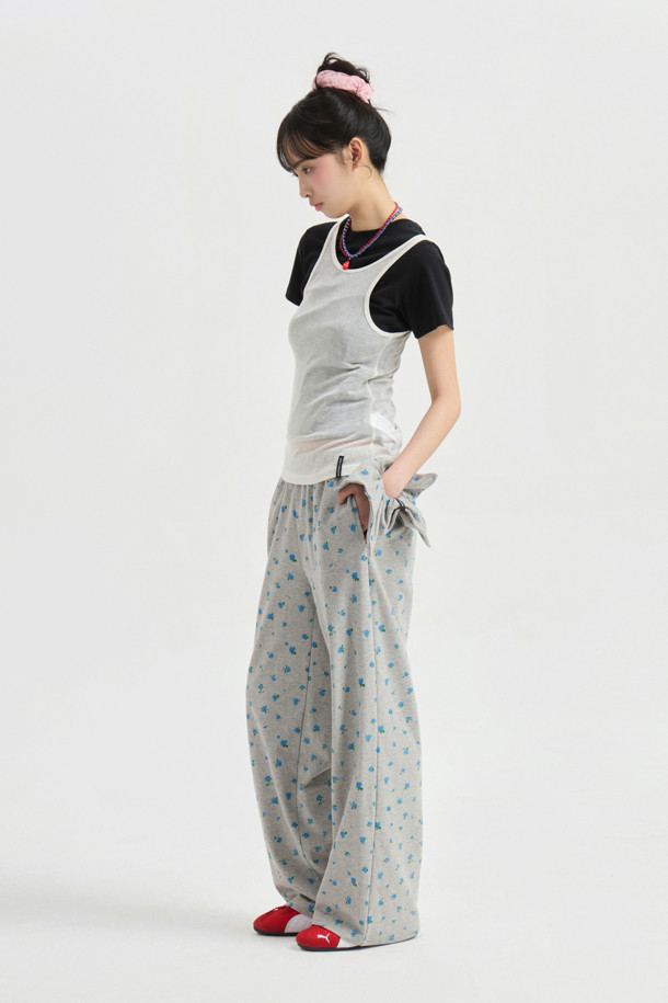 **Chouetties by 럭키슈에뜨 레이어링 민소매 티셔츠**

**Chouetties by 럭키슈에뜨**의 레이어링 민소매 티셔츠는 부드러운 촉감의 울과 레이온 혼방 소재로 제작되어 편안한 착용감을 선사합니다. 슬림핏 디자인에 라운드넥으로 깔끔함을 더했으며, 얇은 두께감과 시어한 소재가 특징입니다. 베이직한 스타일로 다양한 레이어드 연출이 가능하며, 밑단에는 럭키슈에뜨 라벨 장식이 포인트로 더해졌습니다. 데이트룩, 카페룩, 쇼핑룩 등 다양한 TPO에 미니멀, 클래식, 캐주얼 스타일로 활용하기 좋은 아이템입니다. 화이트 컬러의 무지 디자인으로 어떤 룩에도 쉽게 매치할 수 있습니다.
