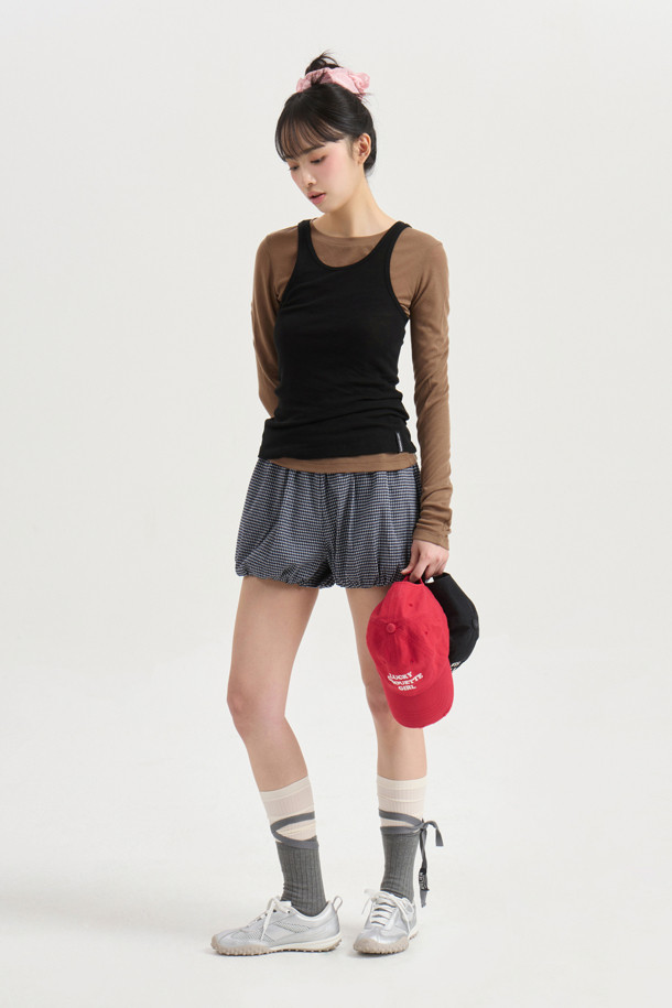 LUCKY CHOUETTE (럭키슈에뜨)의 Chouetties 쉬어 슬림핏 긴팔 티셔츠(브라운)입니다. 부드러운 촉감의 울과 레이온 혼방 소재로 제작되어 봄, 가을에 착용하기 좋습니다. 슬림핏 라운드넥 디자인에 얇은 두께감과 시어한 소재로 여성스러운 분위기를 연출하며, 레이어드 스타일링에도 용이합니다. 베이직한 디자인으로 데이트룩, 카페룩 등 다양한 TPO에 활용 가능하며, 밑단 장식 라벨이 포인트입니다. 클래식, 미니멀, 캐주얼 스타일을 즐겨 입는 여성분들께 추천합니다.
