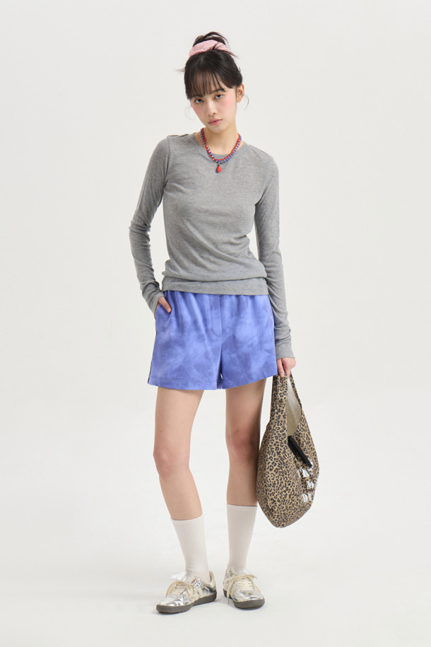 럭키슈에뜨의 Chouetties (슈에티) 멜란지 그레이 슬림핏 긴소매 티셔츠입니다. 부드러운 촉감의 울과 레이온 혼방 소재로 제작되어 봄, 가을에 활용하기 좋습니다. 시어한 소재감과 슬림핏 디자인으로, 데이트룩이나 카페룩 등 다양한 TPO에 맞춰 미니멀, 클래식, 캐주얼 스타일을 연출할 수 있습니다. 밑단 장식 라벨이 포인트로, 레이어드 스타일링에도 용이합니다. 라운드넥 디자인에 얇은 두께감으로 편안하게 착용 가능합니다.
