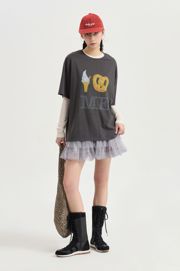 Chouetties by LUCKY CHOUETTE (슈에티 바이 럭키슈에뜨) 시어 슬림 핏 롱 슬리브 티셔츠는 부드러운 면 소재로 제작되어 편안한 착용감을 선사합니다. 차콜 그레이 컬러에 캐주얼한 무드의 프린트 그래픽 디자인이 돋보이며, 사계절 내내 활용 가능한 실용적인 아이템입니다. 얇은 두께감과 오버핏 실루엣으로 레이어드 스타일링이 용이하며, 튤 스커트 디테일로 포인트를 더했습니다. 동네 마실룩이나 봄 소풍룩에 매치하여 미니멀하면서도 스트리트 감성을 연출해보세요.
