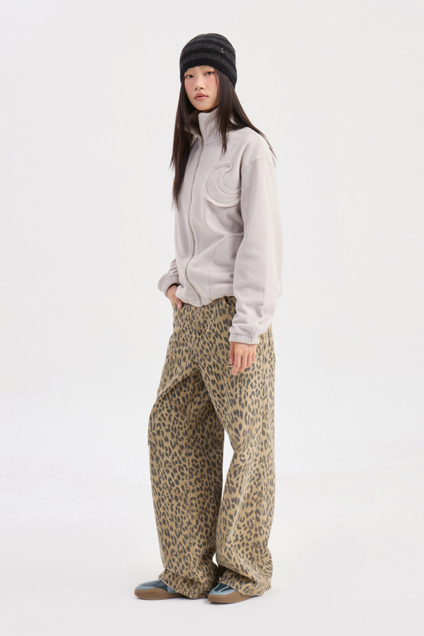 럭키슈에뜨의 Chouetties (슈에티스) by LUCKY CHOUETTE_Moon Motive 플리스 점퍼 (라이트 베이지)는 캐주얼 무드의 여성용 아우터입니다. 가을과 겨울, 일상에서 산책룩, 캠핑룩 등 다양한 TPO에 활용 가능하며, 미니멀, 고프코어 스타일을 연출하기 좋습니다. 부드러운 플리스 소재에 두꺼운 두께감으로 따뜻함을 더하고, 루즈핏 디자인으로 편안한 착용감을 제공합니다. 소매단 밴딩과 밑단 스트링, 네크라인 테이프 처리, 그리고 Lucky Crescent Moon 모티브 패치가 포인트입니다. 지퍼형 여밈 방식과 긴 소매 기장으로 실용성을 높였습니다.
