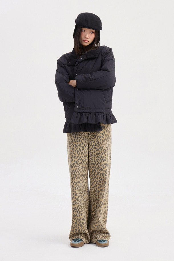 럭키슈에뜨의 Chouetties (슈에티스) Hem Frill Padding Jumper (블랙)은 겨울철 여성의 스타일을 책임질 패딩 점퍼입니다. 캐주얼, 미니멀, 걸리시 무드를 넘나드는 디자인으로 여행룩, 캠핑룩 등 다양한 TPO에 활용하기 좋습니다. 가볍고 따뜻한 나일론 소재에 오버핏 크롭 기장으로 편안함과 트렌디함을 동시에 잡았습니다. 밑단 셔링, 스트링, 로고 프린트, 솔리드 안감 등 섬세한 디테일이 돋보이며, 스냅 여밈 방식으로 간편하게 착용할 수 있습니다.
