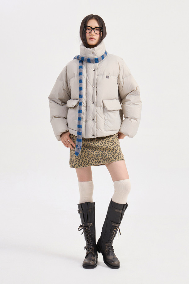 럭키슈에뜨 크롭 덕다운 점퍼는 캐주얼, 빈티지 스타일을 즐기는 분들을 위한 겨울철 필수 아이템입니다. 라이트 베이지 컬러의 무지 디자인으로 어떤 스타일에도 쉽게 매치할 수 있으며, 여행룩, 캠핑룩, 미니멀, 고프코어 스타일 연출에도 적합합니다. 덕다운(솜털 80%, 깃털 20%) 충전재(240g)와 두꺼운 두께감으로 보온성을 높였으며, 루즈핏 크롭 기장으로 트렌디함을 더했습니다. 빅 아웃포켓, 금속 지퍼, 럭키 크레센트 문 모티브 와펜 디테일이 돋보이며, 은은한 광택감이 고급스러운 분위기를 자아내는 긴소매 점퍼입니다.
