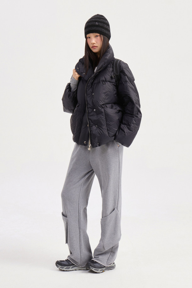 럭키슈에뜨의 Chouetties(슈에티) 크롭 덕다운 점퍼는 겨울철 캐주얼 스타일을 완성하는 여성 의류입니다. 블랙 색상의 무지 디자인으로, 은은한 광택감이 돋보이며 루즈핏의 편안한 착용감을 선사합니다. 덕다운(솜털 80%, 깃털 20%) 충전재(240g)와 빅 아웃포켓, 럭키 크레센트 문 모티브 와펜 디테일이 특징입니다. 지퍼와 스냅 버튼으로 여밈이 가능하며, 긴 소매와 두꺼운 두께감으로 보온성을 높였습니다. 일상에서 따뜻하고 스타일리시하게 연출할 수 있는 아이템입니다.
