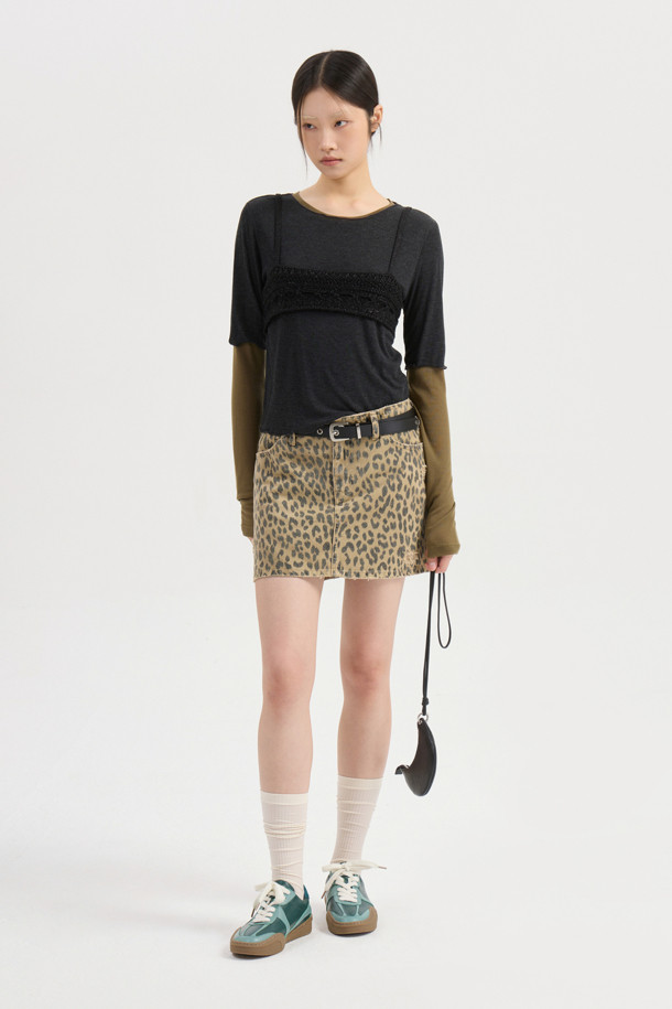 럭키슈에뜨 뷔스티에 니트 탑 (블랙)은 모던한 스타일을 추구하는 여성들을 위한 아이템입니다. 봄, 여름 시즌에 어울리는 크롭 기장의 민소매 디자인으로, 코튼과 레이온 혼방 소재에 망사 패턴이 더해져 시원하고 세련된 느낌을 줍니다. 뒤 끈으로 오픈/클로징이 가능하며, 메탈사가 믹스되어 은은한 포인트를 더합니다. 레귤러핏으로 제작되었으며, 스퀘어넥 라인이 특징입니다. 데이트룩, 카페룩, 여행룩 등 다양한 TPO에 미니멀, 시크, 클래식한 스타일을 연출할 수 있습니다.
