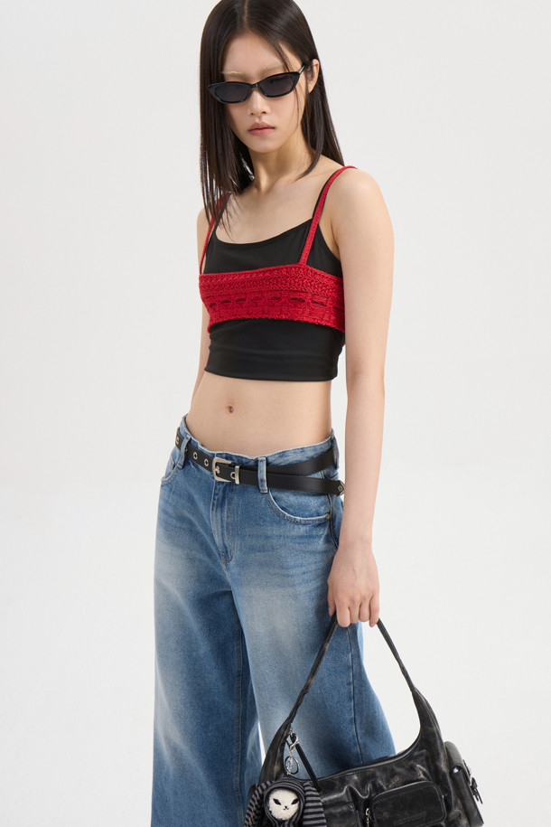 Chouetties by LUCKY CHOUETTE_뷔스티에 니트 탑(레드)은 캐주얼, 로맨틱, 미니멀 스타일을 모두 아우르는 여성 의류입니다. 봄, 여름 시즌에 어울리는 얇은 두께감과 부드러운 촉감의 코튼, 레이온 혼방 소재로 제작되었습니다. 뒷면 끈으로 오픈/클로징이 가능하며, 메탈사가 믹스되어 은은한 포인트를 더합니다. 망사 패턴과 크롭 기장의 민소매 디자인으로, 데이트룩, 카페룩, 휴가룩 등 다양한 TPO에 레이어드하여 개성 있는 스타일을 연출할 수 있습니다. 초승달 모티브 디자인이 돋보이는 슬림핏 뷔스티에 탑입니다.
