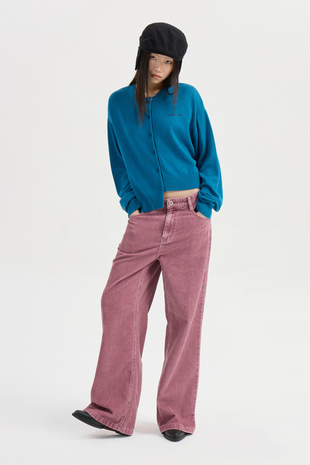 럭키슈에뜨의 Chouetties(슈에티) 언밸런스 니트 가디건 (블루)입니다. 아크릴과 코튼 혼방 소재로 제작되어 부드러운 촉감을 자랑하며, 가을, 겨울 시즌에 따뜻하게 착용할 수 있습니다. 캐주얼 스타일의 라운드넥 긴소매 가디건으로, 언밸런스한 기장감과 레터링 패턴이 특징입니다. 세 가지 모양의 믹스 단추 디테일이 돋보이며, 루즈핏으로 편안하게 착용 가능한 데일리 아이템입니다.
