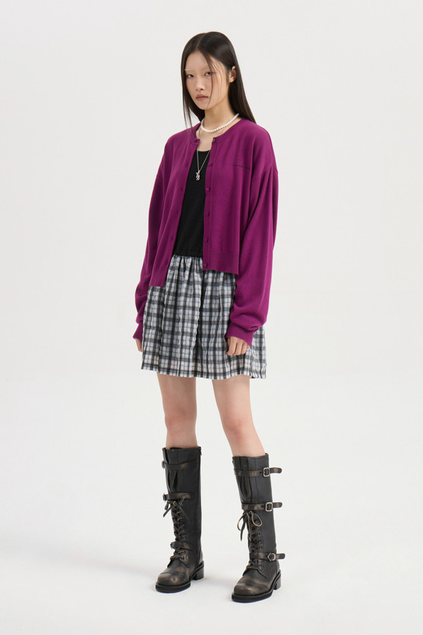 [Re-Order] 럭키슈에뜨_언밸런스 니트 가디건 (퍼플)은 부드러운 아크릴과 코튼 혼방 소재로 제작되어 봄, 가을에 착용하기 좋은 여성 니트 가디건입니다. 라운드넥에 긴 소매, 루즈핏으로 편안한 착용감을 선사하며, 언밸런스 기장과 레터링 자수 포인트가 캐주얼한 무드를 더합니다. 세 가지 모양의 믹스된 단추가 디자인의 묘미를 살리고, 데이트룩, 카페룩, 봄 소풍룩 등 다양한 TPO에 활용 가능합니다. 미니멀, 로맨틱 스타일을 선호하는 분들께 추천하며, 캐주얼한 스타일링에 포인트를 더해줍니다.
