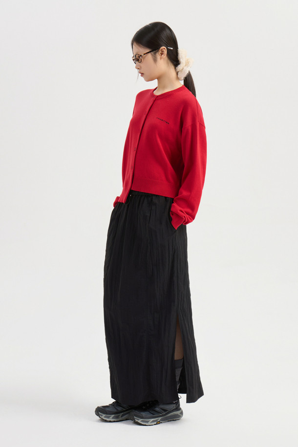 LUCKY CHOUETTE(럭키슈에뜨)의 Chouetties Unbalance 니트 가디건(레드)입니다. 라운드넥 디자인에 톤 다운된 레드 컬러가 돋보이며, 가을, 겨울 시즌 데일리룩에 활용하기 좋습니다. 아크릴과 코튼 혼방 소재로 제작되어 부드러운 촉감을 선사합니다. 긴 소매와 언밸런스한 기장, 레터링 자수 포인트로 캐주얼한 스타일을 연출하며, 세 가지 모양의 믹스된 단추로 포인트를 더했습니다. 루즈핏으로 편안하게 착용 가능하며, 카페룩, 쇼핑룩 등 다양한 TPO에 매치하기 좋습니다.
