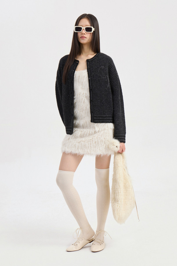 LUCKY CHOUETTE (럭키슈에뜨)의 Chouetties Unbalance Stripe 니트 가디건 (블랙)입니다. 울 소재의 두꺼운 두께감으로 가을, 겨울 시즌에 따뜻하게 착용할 수 있습니다. 캐주얼 스타일의 라운드넥 긴소매 크롭 기장 니트 가디건으로, 언밸런스한 기장과 스트라이프 패턴이 특징입니다. 싱글 버튼 여밈 방식이며, 럭키 슈에뜨의 시그니처, Lucky Crescent Moon 자수 포인트와 하트 모양 버튼 디테일로 포인트를 더했습니다. 데이트룩, 모임룩 등 다양한 TPO에 캐주얼, 클래식, 미니멀 스타일로 연출하기 좋습니다.
