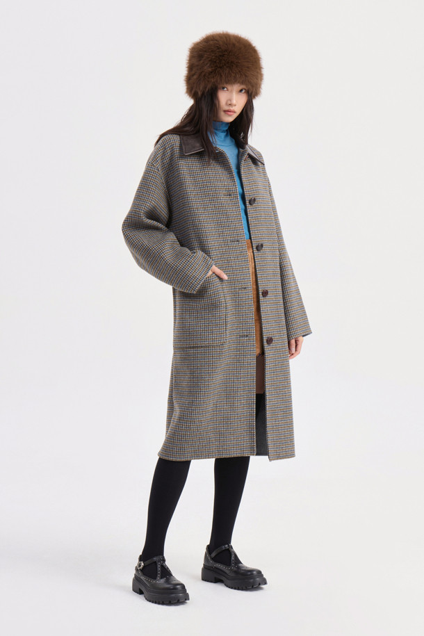 브라운 컬러의 Fake Leather Collar Check 롱 코트입니다. 클래식 무드의 체크 패턴과 코쿤핏으로 세련된 실루엣을 연출합니다. 두꺼운 두께감과 부드러운 촉감의 인조 가죽과 체크 원단 소재로 제작되었으며, 롱 코트 타입으로 가을, 겨울 시즌에 따뜻하게 착용할 수 있습니다. 카라와 포켓 부분의 워시드 가죽 디테일, 럭키 로고 패턴 안감, 두 종류의 버튼 믹스가 돋보입니다. 오피스룩, 모임룩, 데이트룩 등 다양한 TPO에 클래식, 미니멀, 시크 스타일로 활용해보세요.
