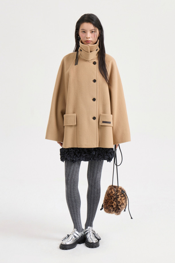 [Re-Order] 버클 칼라 하프 코트는 여성 고객을 위한 아우터입니다. 가을과 겨울에 착용하기 좋으며, 클래식하고 베이직한 스타일을 연출합니다. 라이트 베이지 컬러의 무지 디자인으로, 힙을 덮는 하프 기장감과 오버핏으로 편안하게 착용할 수 있습니다. 캐시미어 10% 블렌디드 소재로 부드러운 촉감을 선사하며, 빅 사이즈 아웃포켓과 럭키 로고 패턴 안감으로 포인트를 더했습니다. 출근룩, 오피스룩, 모임룩 등 다양한 TPO에 활용 가능하며, 클래식, 미니멀, 시크 스타일을 즐기는 고객에게 추천합니다.
