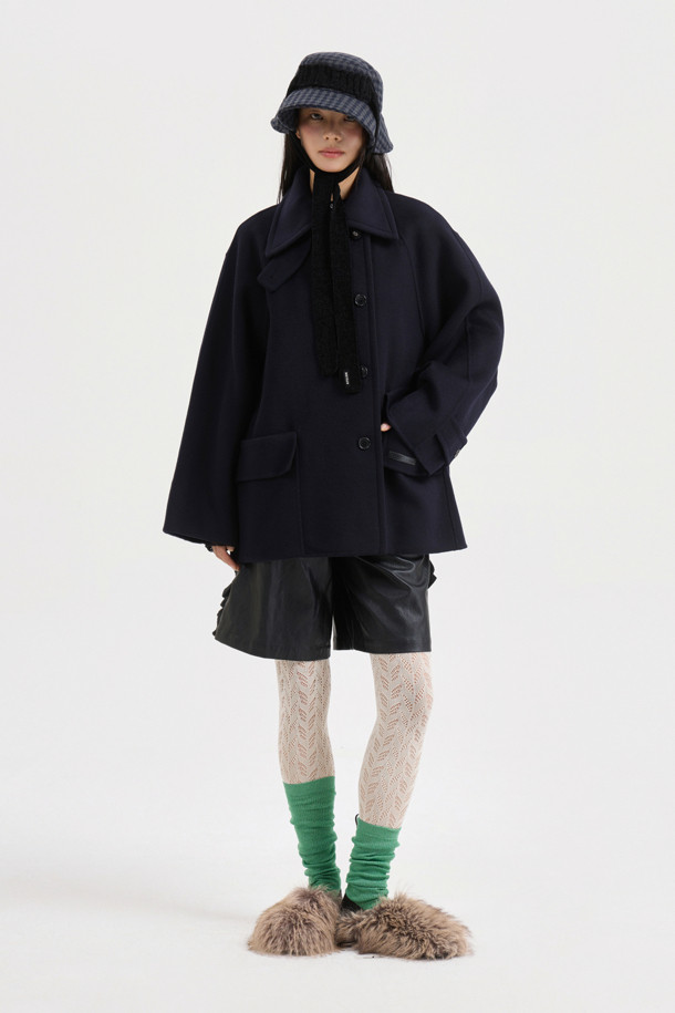 다크 네이비 컬러의 버클 칼라 하프 코트입니다. 캐시미어 10%와 울 소재를 혼방하여 부드러운 촉감을 선사하며, 가을과 겨울에 따뜻하게 착용할 수 있습니다. 힙을 덮는 하프 기장과 오버핏 디자인으로 편안하면서도 세련된 스타일을 연출해 줍니다. 버튼과 버클 여밈 방식, 빅 사이즈 아웃포켓 디테일이 돋보이며, 안감에는 LUCKY 로고 패턴이 적용되어 있습니다. 클래식, 캐주얼, 미니멀한 무드의 겨울 데일리룩, 오피스룩, 모임룩에 활용하기 좋습니다.
