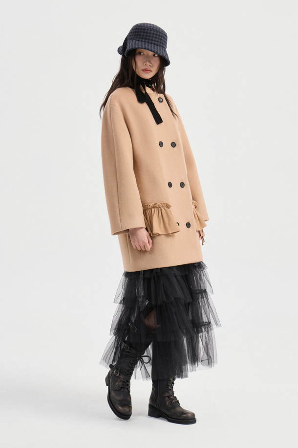 **라운드 넥 프릴 디테일 더블 코트 (베이지)**는 가을과 겨울, 여성의 우아함을 돋보이게 할 코트입니다. 부드러운 캐시미어와 울 소재, 두꺼운 두께감으로 포근하고 고급스러운 착용감을 선사합니다. 페미닌하고 클래식한 무드를 연출하며, 루즈핏 디자인과 하프 기장으로 편안함을 더했습니다. 더블 버튼 여밈 방식과 프릴, 리본 디테일, 로고 단추, 로고 패턴 안감으로 섬세한 디자인을 강조했습니다. 오피스룩, 출근룩, 모임룩 등 다양한 TPO에 클래식, 미니멀, 로맨틱 스타일로 매치하여 세련된 분위기를 연출해보세요.
