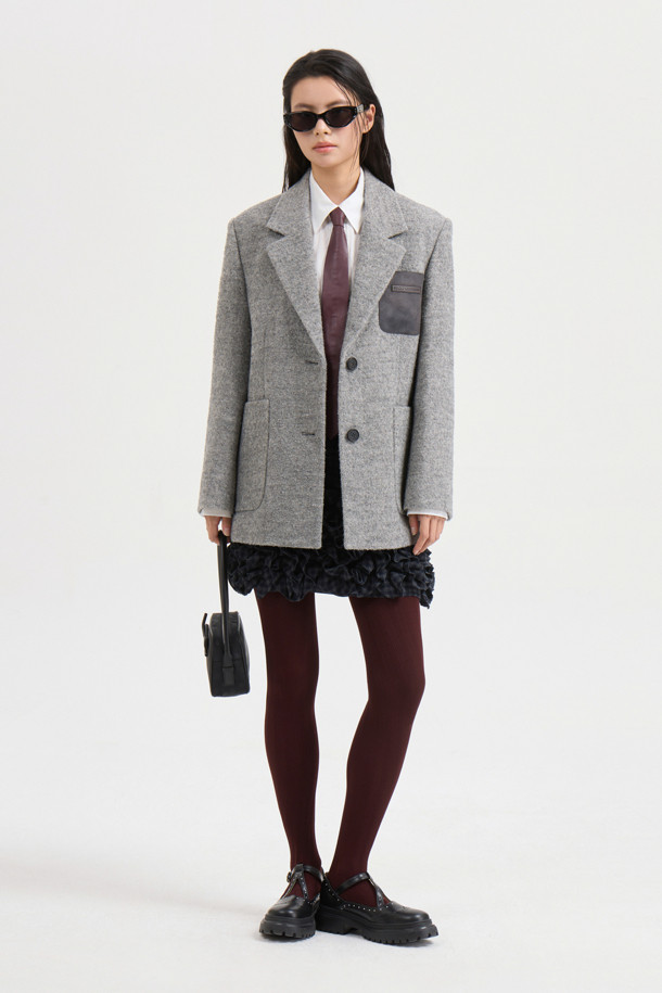 세련된 무드의 Suede Pocket 재킷형 코트(grey)입니다. 알파카, 캐시미어, 스웨이드 혼방 소재로 제작되어 가볍고 따뜻하며, 가을, 겨울 시즌에 착용하기 좋습니다. 매니쉬, 캐주얼, 유니크한 스타일을 연출하며, 헤링본 패턴과 힙 기장의 오버핏으로 트렌디함을 더했습니다. 소뿔 단추, 스웨이드 포켓, 가죽 와펜 장식, 레터링 테이프, 턴업 소매, 럭키 로고 패턴 안감 디테일이 돋보입니다. 겨울 데일리룩, 모임룩, 출근룩 등 다양한 TPO에 캐주얼, 클래식, 미니멀한 무드로 활용할 수 있습니다.
