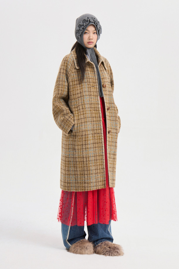 **Handlee 자수 체크 코트 (브라운)**는 가을과 겨울, 당신의 스타일을 책임질 여성용 코트입니다. 부드러운 알파카 혼방 소재와 두꺼운 두께감으로 따뜻하고 포근한 착용감을 선사하며, 무릎 기장의 코쿤핏으로 편안하면서도 세련된 실루엣을 연출합니다. 캐주얼, 클래식, 미니멀 스타일 모두 소화 가능한 활용도 높은 아이템으로, 출근룩이나 모임룩에 돋보이는 포인트를 더해줍니다. 브라운 컬러의 체크 패턴에 자수 장식과 LUCKY 로고 패턴 안감, 카라 디테일, 혼합 단추를 사용하여 디테일까지 놓치지 않았습니다.
