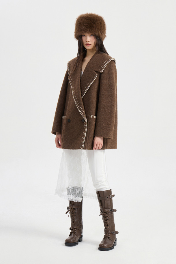 세일러 디자인의 스티치 자수 브라운 코트입니다. 울 소재에 두꺼운 두께감으로 가을, 겨울 시즌 따뜻하게 착용 가능하며, 오버핏으로 제작되어 편안한 착용감을 선사합니다. 와이드 카라와 핸드 스티치 장식이 돋보이며, 'LUCKY' 로고 패턴 안감으로 세련된 포인트를 더했습니다. 클래식, 캐주얼, 미니멀 스타일을 모두 소화하며, 출근룩과 모임룩에 활용하기 좋습니다. 싱글 버튼 여밈 방식으로 간편하게 스타일링할 수 있는 하프 기장의 긴 소매 코트입니다.
