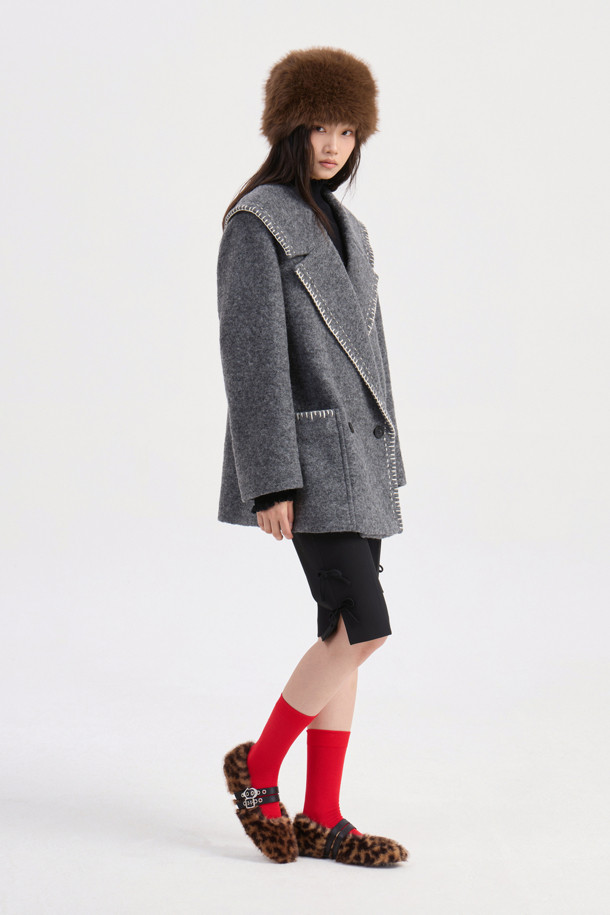 **Stitch 자수 세일러 코트 (grey)**

세련된 무드의 여성용 아우터, 스티치 자수 세일러 코트 (grey)입니다. 클래식과 캐주얼 스타일을 아우르는 디자인으로, 가을과 겨울에 따뜻하게 착용할 수 있습니다. 울 소재로 제작되어 두꺼운 두께감을 자랑하며, 하프 기장의 오버핏으로 편안한 착용감을 선사합니다. 와이드 카라와 핸드 스티치 자수 장식이 돋보이며, LUCKY 로고 패턴 안감과 이탈리아 제작으로 높은 퀄리티를 보장합니다. 출근룩, 모임룩, 데이트룩 등 다양한 TPO에 활용하여 미니멀하고 세련된 스타일을 연출해보세요.
