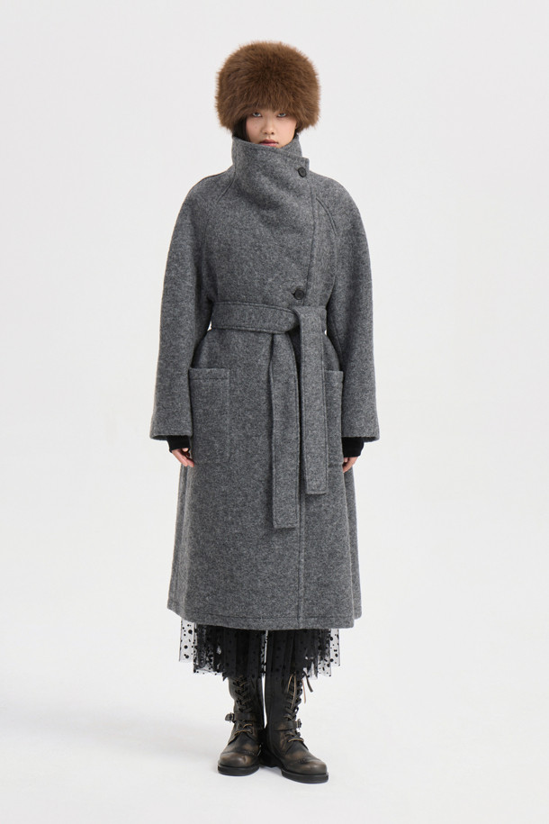 세련된 무드의 여성용 "Asymmetry Collar Long Coat" (그레이)입니다. 울 소재로 제작되어 부드럽고 폭신한 촉감과 함께 가을, 겨울 시즌 따뜻하게 착용할 수 있습니다. 비대칭 카라 디자인과 롱 기장, 여유로운 스트레이트 핏으로 스타일리시함과 모던함을 동시에 연출합니다. 안감에는 "LUCKY" 로고 패턴이 더해져 고급스러운 포인트를 더했으며, 앞 중심 단추 클로징으로 간편하게 착용 가능합니다. 출근룩, 오피스룩, 모임룩 등 다양한 TPO에 클래식, 미니멀, 시크한 스타일로 연출해보세요.
