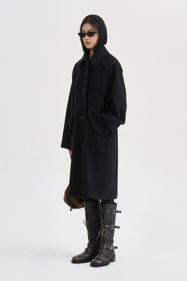 탈부착 가능한 체크 베스트 내피가 특징인 Detachable Inner 맥 코트(블랙)는 가을, 겨울 시즌 당신의 스타일을 완성해 줄 아우터입니다. 시크하고 캐주얼한 무드를 연출하며, 오버핏과 루즈핏으로 편안한 착용감을 선사합니다. 울 소재와 두꺼운 두께감으로 보온성을 높였으며, 넓은 카라와 빅 아웃포켓 디테일이 돋보입니다. 출근룩, 오피스룩, 모임룩 등 다양한 TPO에 활용 가능하며, 로고 와펜으로 포인트를 더했습니다.
