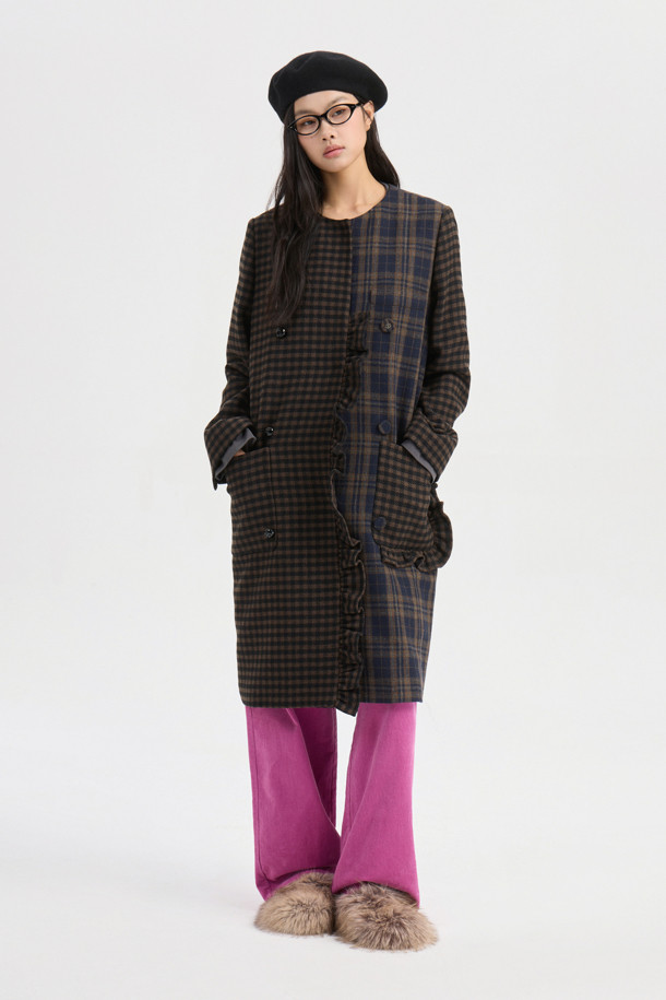 센터 프릴 라운드 넥 코트 (멀티 컬러)는 페미닌하고 캐주얼한 스타일을 동시에 연출할 수 있는 여성용 코트입니다. 가을과 겨울에 어울리는 두꺼운 울 소재로 제작되어 부드러운 촉감을 선사하며, 오버핏 롱 기장으로 편안한 착용감을 제공합니다. 체크 패턴과 드롭 숄더, 프릴 디테일이 특징이며, 금속 단추와 로고 패턴 안감, 포켓 디테일로 세련됨을 더했습니다. 싱글 버튼 여밈 방식의 라운드 넥 코트로, 데이트룩, 모임룩, 출근룩 등 다양한 TPO에 클래식, 캐주얼, 미니멀 스타일로 활용 가능합니다.
