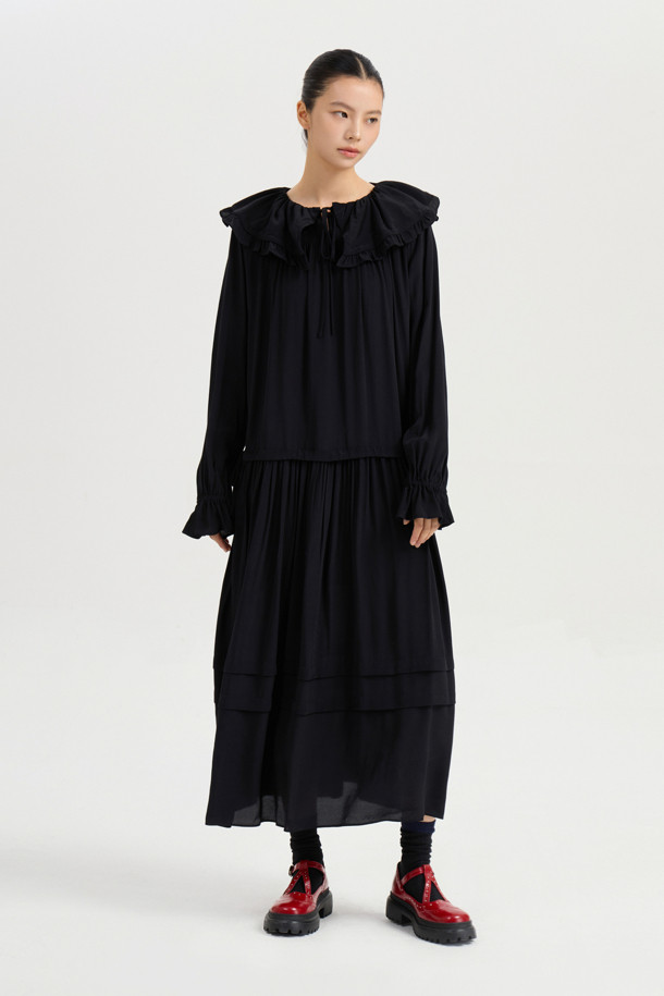 세일러 카라 원피스 (블랙)는 페미닌하면서도 캐주얼한 무드를 연출하는 여성 의류입니다. 폴리 크레이프 소재로 제작되어 깔끔한 촉감을 선사하며, 사계절 내내 착용 가능합니다. 롱 기장의 루즈핏으로 편안한 착용감을 제공하며, 허리 스트링 디테일로 허리 라인을 잡아줍니다. 세일러 카라와 소매 셔링 밴딩, 카라 셔링 디테일이 특징이며, 데이트룩이나 카페룩에 잘 어울립니다. 미니멀하고 로맨틱한 스타일을 즐기는 분들께 추천합니다.
