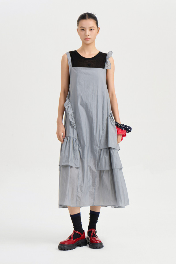 민트 컬러의 [Re-Order] 러플 포인트 민소매 롱 드레스입니다. 부드러운 나일론 소재로 제작되어 은은한 광택감이 돋보이며, 루즈핏 플레어 디자인으로 우아한 실루엣을 연출합니다. 비대칭 프릴 디테일과 어깨 비죠 장식이 여성스러운 포인트를 더하고, 끈 길이 조절이 가능하여 편안하게 착용할 수 있습니다. 데이트룩, 여행룩, 휴가룩 등 다양한 TPO에 클래식, 미니멀, 로맨틱 스타일로 연출해보세요. 봄, 여름 시즌에 어울리는 롱 원피스로, 당신의 스타일을 한층 더 돋보이게 해줄 것입니다.
